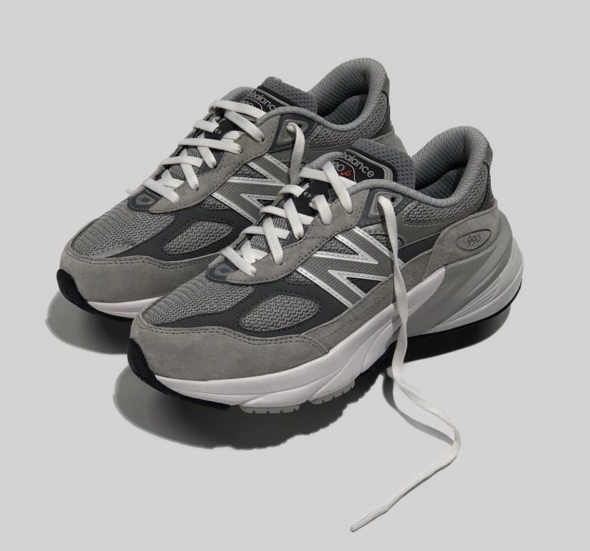 NEW BALANCE continues to develop the 990 line with the NEW BALANCE 990v6 “GREY”