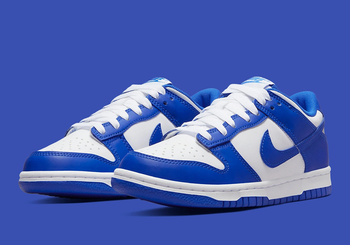 Nike đưa Dunk Low trở lại với màu “Kentucky” với một vài tinh chỉnh