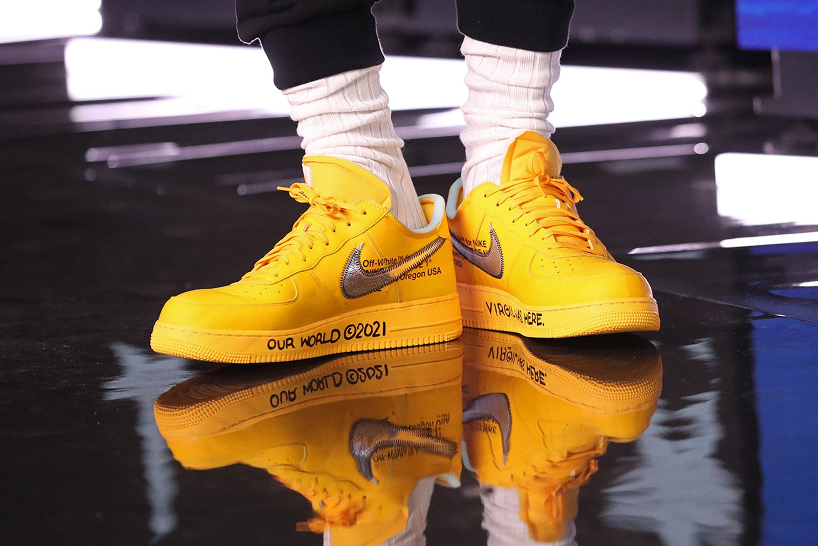 OFF-WHITE x Nike Air Force 1 University Yellow trên chân Lebron James