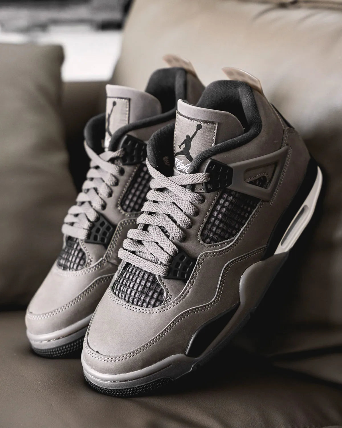 AIR JORDAN 4 “CAVE STONE” – PHỐI MÀU MÙA THU 2025