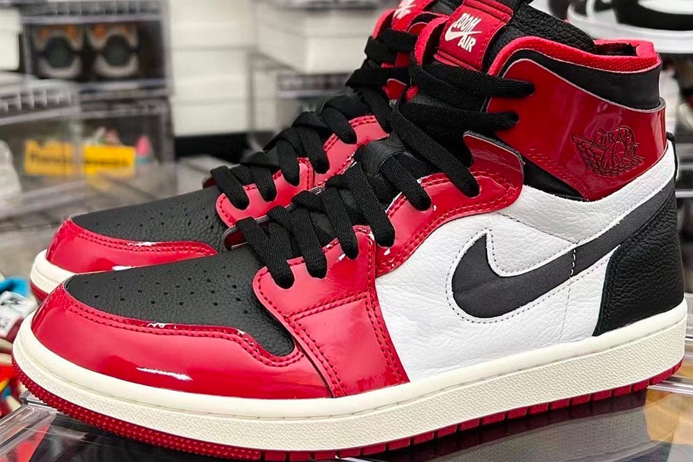 Hình ảnh đầu tiên về "Chicago /Black Toe" trên Air Jordan 1 Zoom CMFT