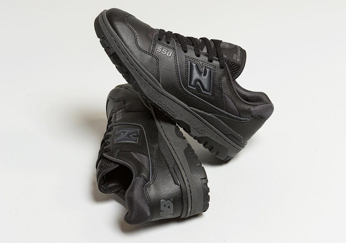 New Balance 550 xuất hiện trong một đường màu đen hoàn toàn