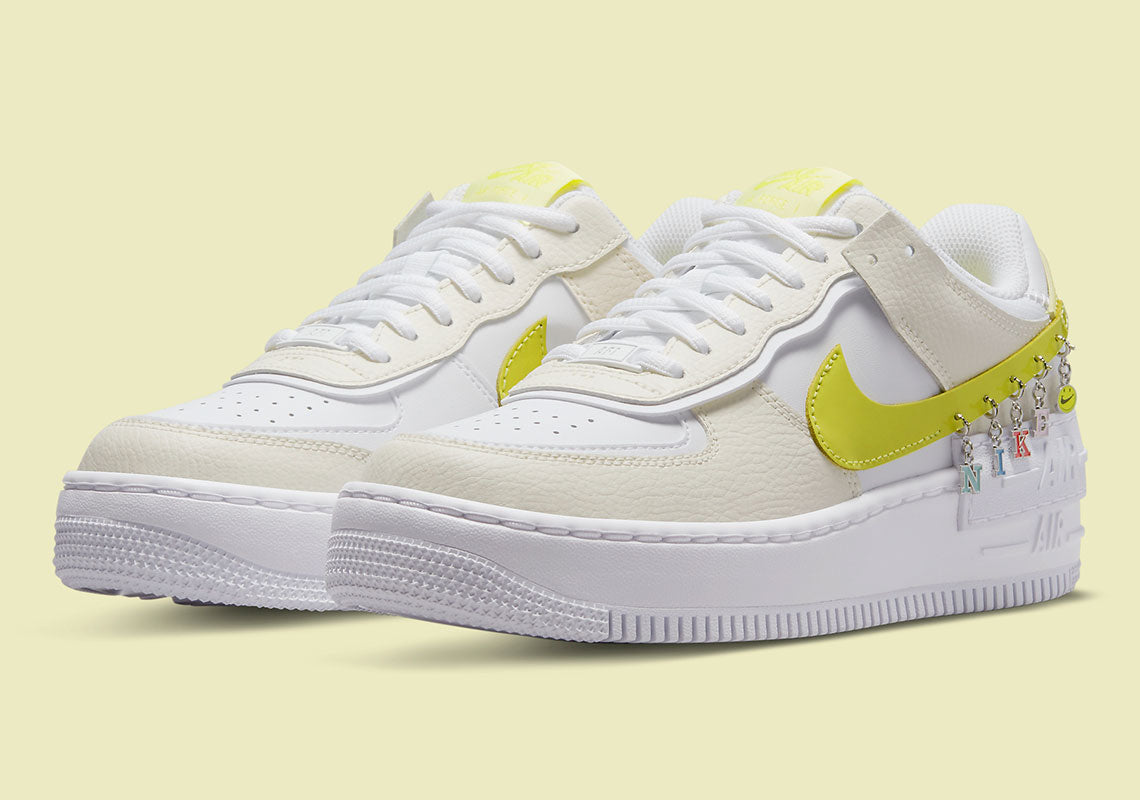 Air Force 1 Shadow độc đáo với Swoosh có thêm móc treo trang sức.