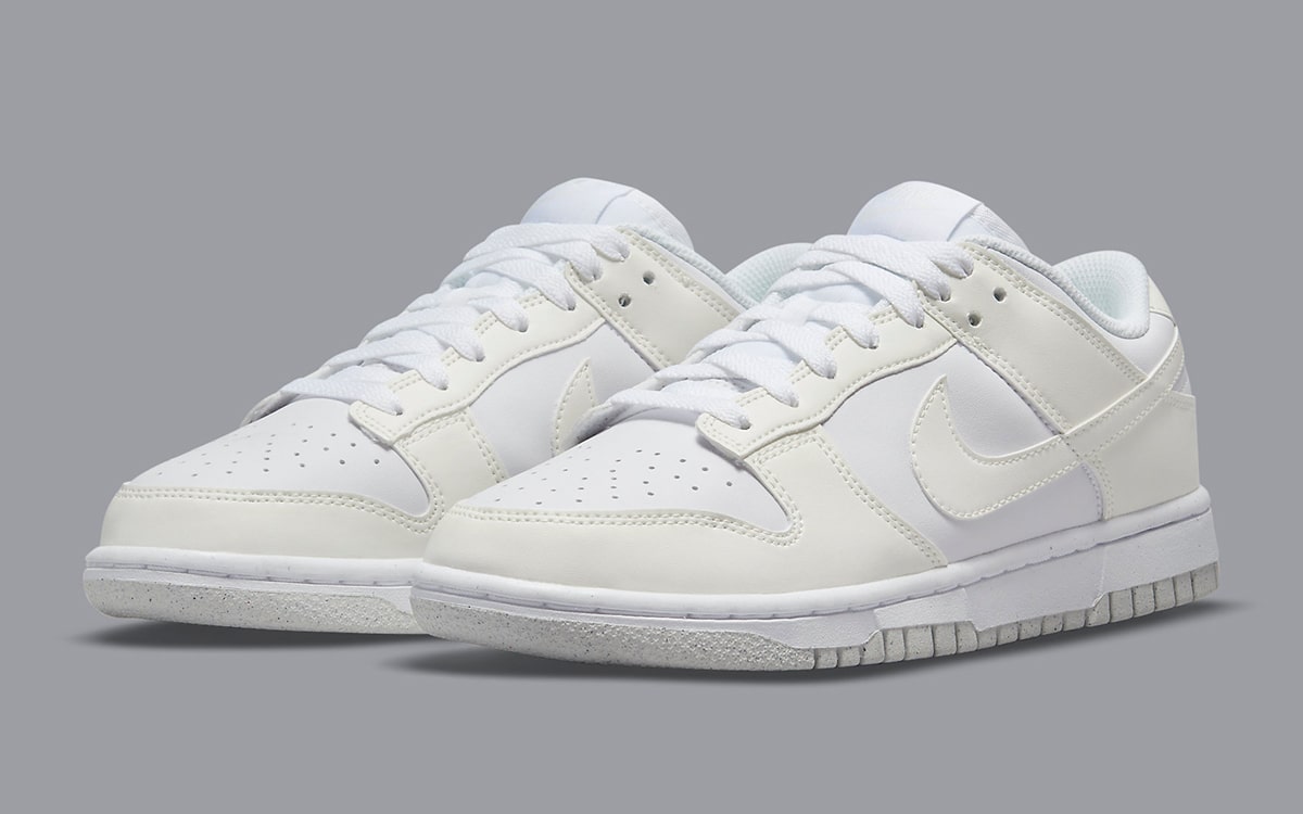 Phối màu Nike Dunk Low thứ hai trong gói "Move to Zero" xuất hiện với màu White/Sail