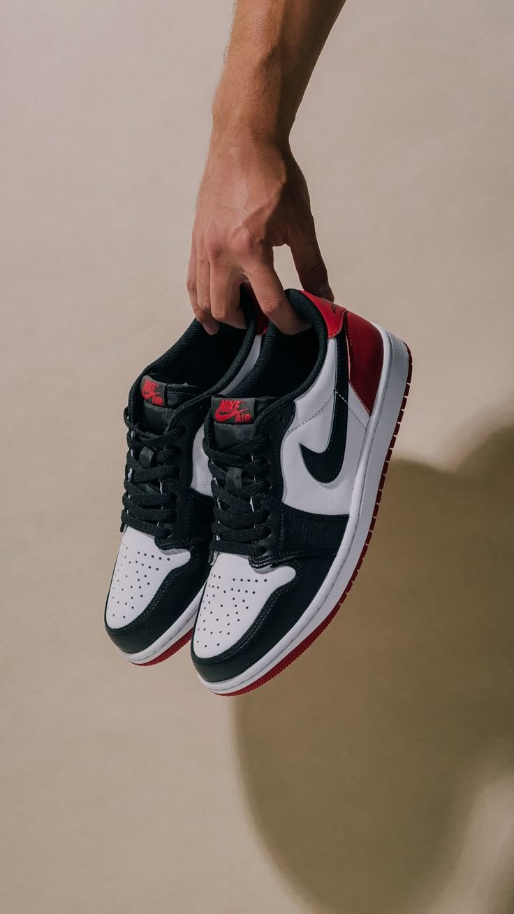 Jordan 1 Retro Low OG - Black Toe (2023)