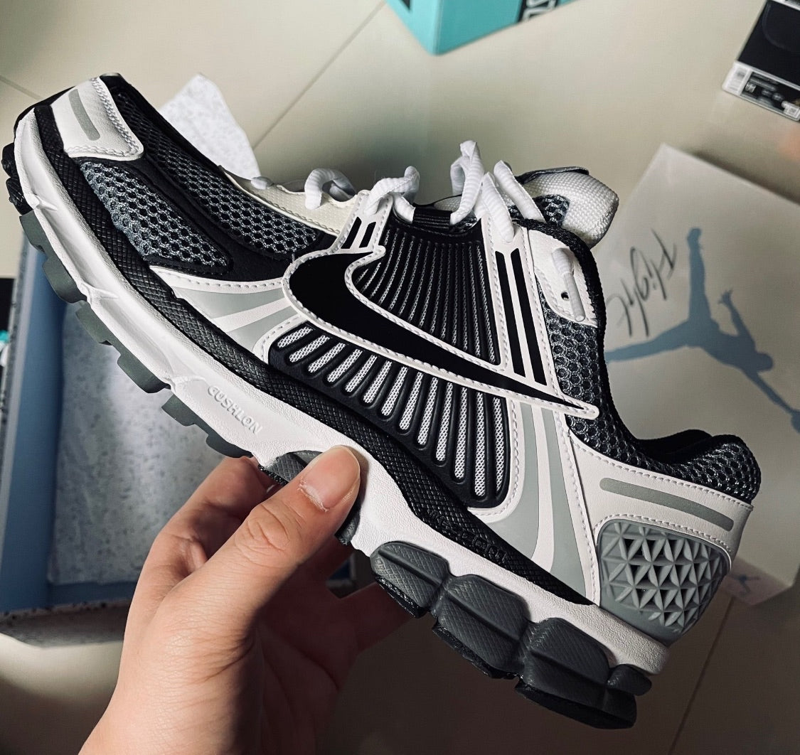 Nike Zoom Vomero 5 SE SP - Dark Grey Black White