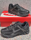 Nike Zoom Vomero 5 - Triple Black