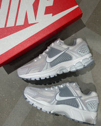 Nike Zoom Vomero 5 - Pure Platinum Platinum Tint Wolf Grey Summit White (Women's)