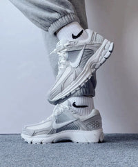 Nike Zoom Vomero 5 - Pure Platinum Platinum Tint Wolf Grey Summit White (Women's)
