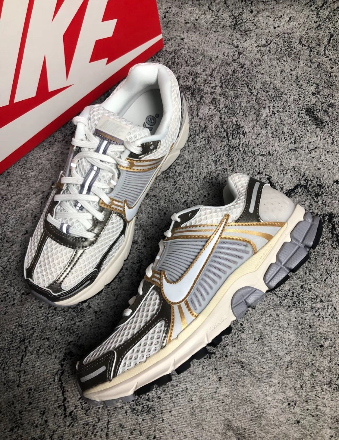 Nike Zoom Vomero 5 - Platinum Tint Metallic Gold