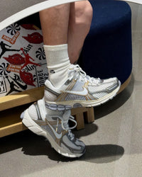Nike Zoom Vomero 5 - Platinum Tint Metallic Gold