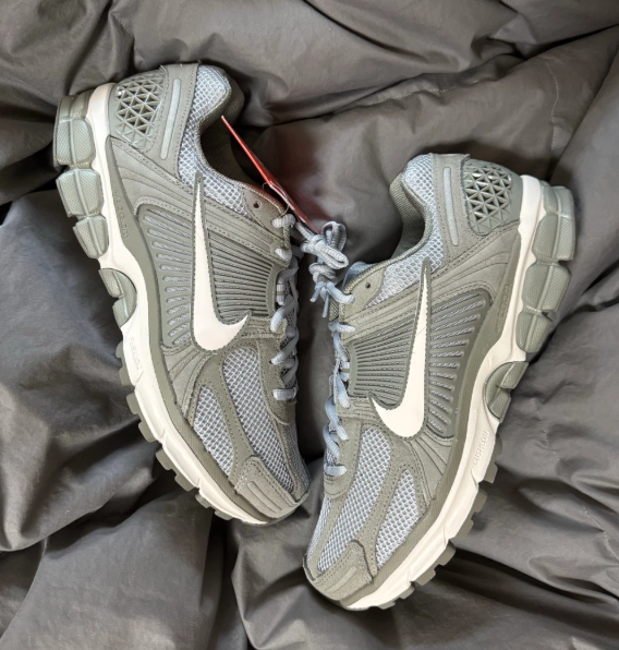 Nike Zoom Vomero 5 - Dark Stucco