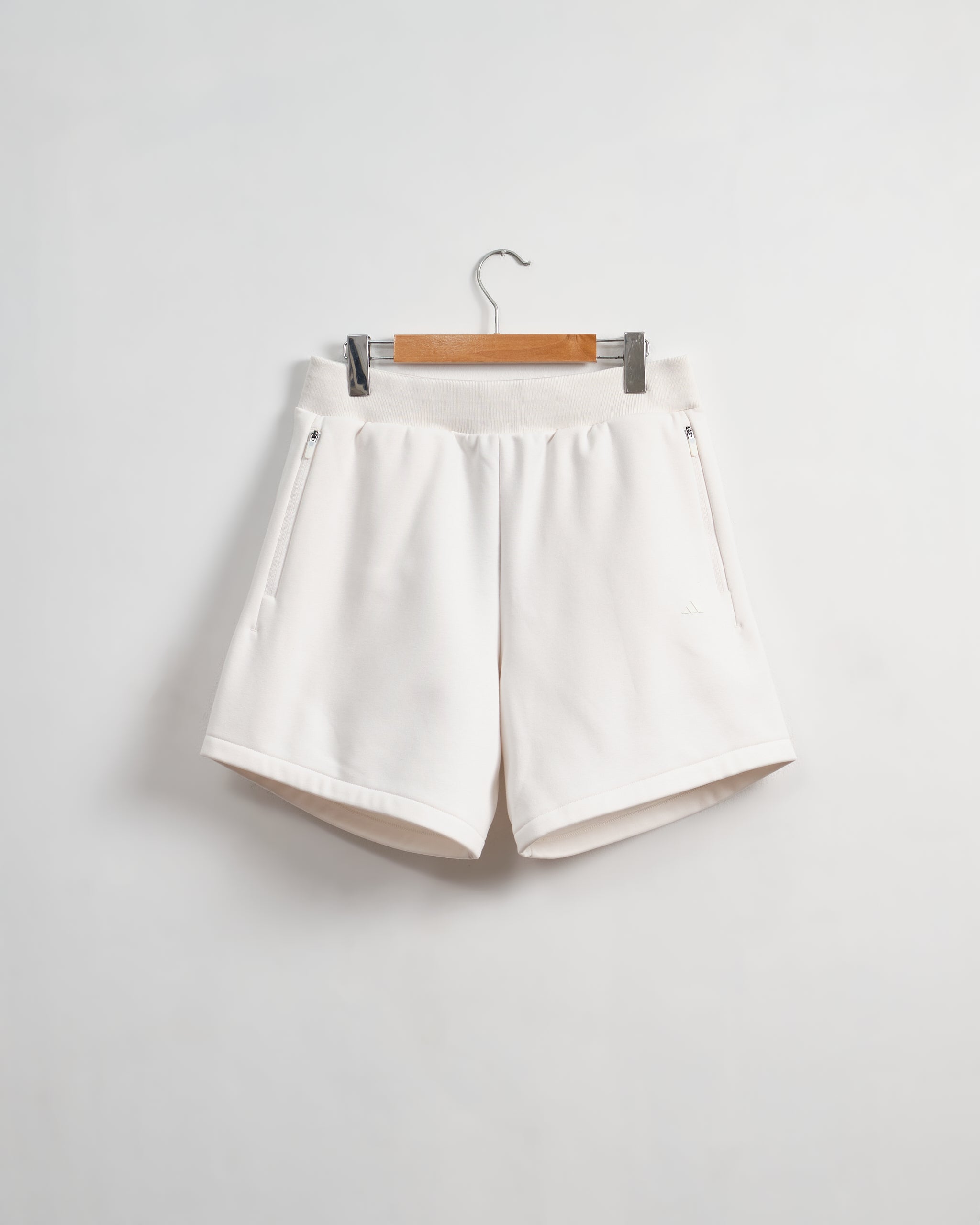 Essential Short Wonder White -CREAM