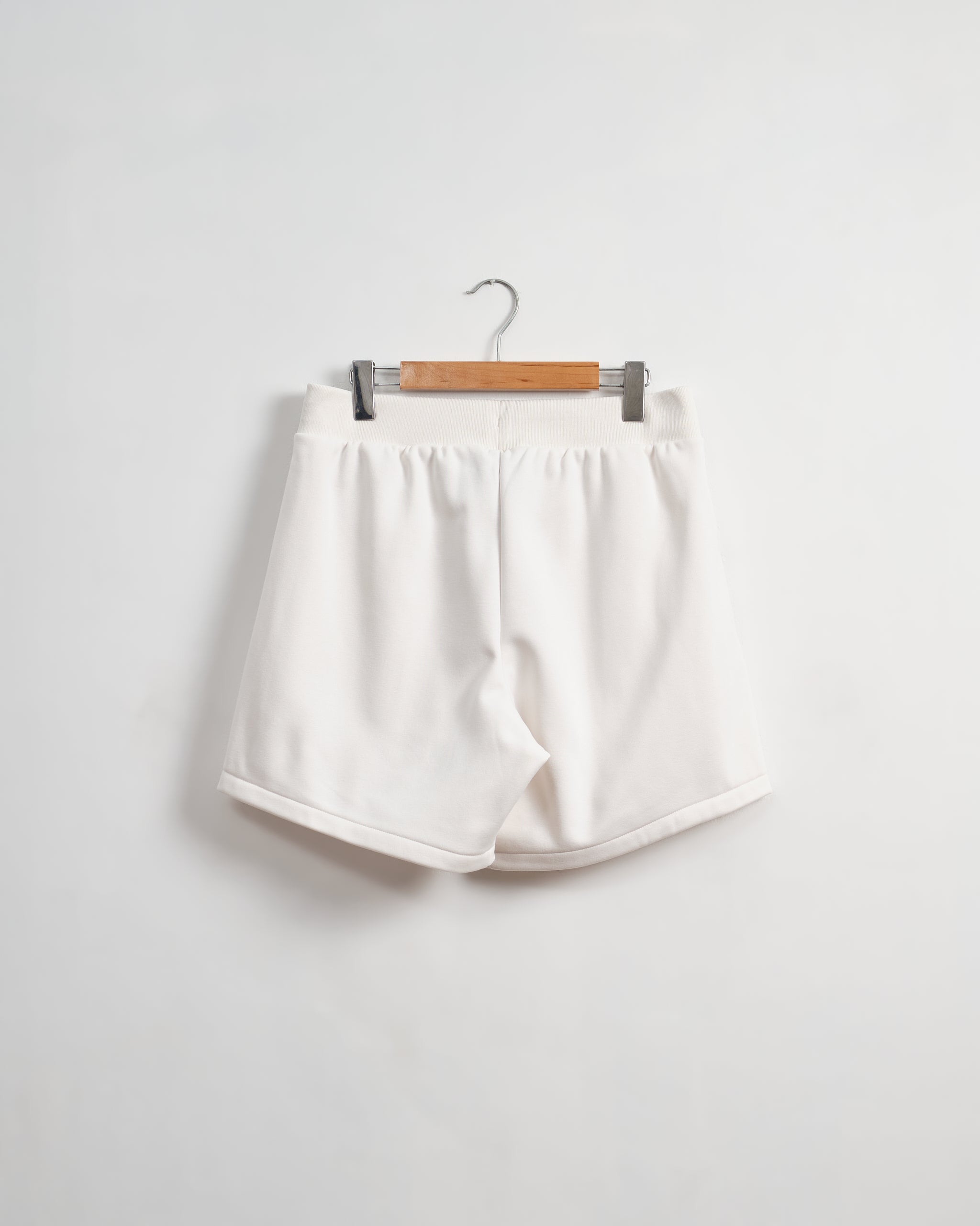 Essential Short Wonder White -CREAM