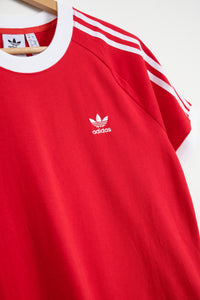 ADICOLOR CLASSICS SLIM 3-STRIPES TEE-Better Scarlet