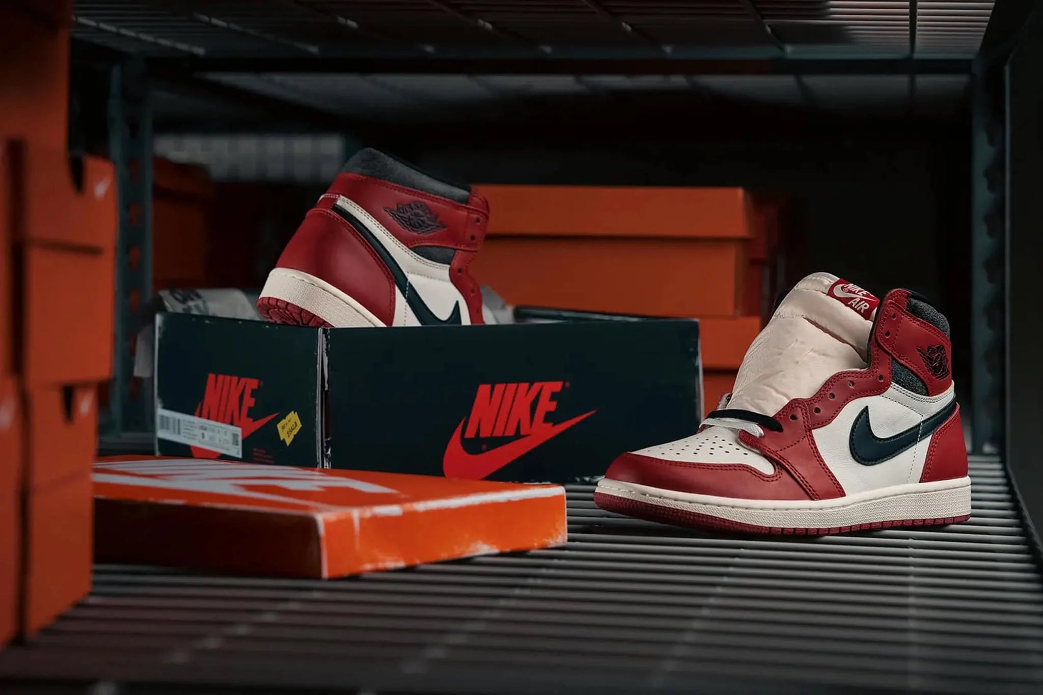 air-jordan-1-retro-high-og-lost-and-found-chicago-sneakerbox-1.webp